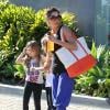 Brooke Burke quitte son cours de gym à Malibu en compagnie de ses filles, Neriah et Sierra, le 20 janvier 2013.