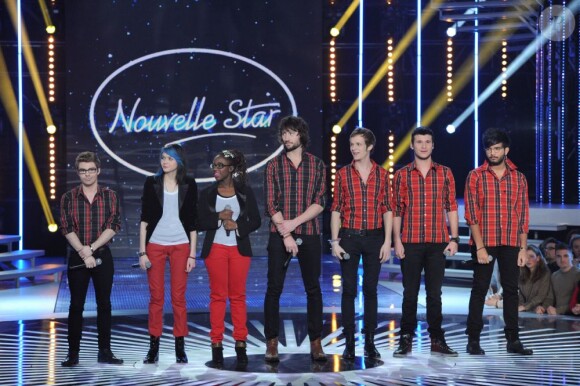 Les six candidats restants, Julie, Flo, Sophie Tith, Philippe, Paul et Florian pendant le deuxième prime de Nouvelle Star à L'arche de Saint Germain, Issy-Les-Moulineaux, le 22 janvier 2013