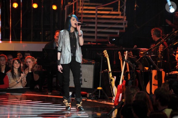 Sophie Tith pendant le deuxième prime de Nouvelle Star à L'arche de Saint Germain, Issy-Les-Moulineaux, le 22 janvier 2013