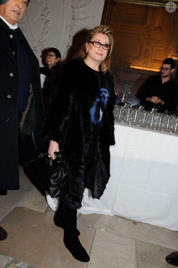 Catherine Deneuve assiste au défilé Haute Couture Jean-Paul Gaultier le 22 janvier 2013