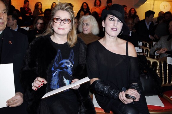Catherine Deneuve et Rossy de Palma au premier rang du défilé Jean-Paul Gaultier Haute Couture à Paris le 22 janvier 2013