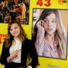 Chloe Grace Moretz pose avec photo de son personnage dans Movie 43 au Chinese Theatre de Los Angeles, le 23 janvier 2013.
