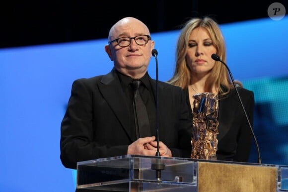 Michel Blanc récompensé et bientôt spoilié par Mathilde Seigner, apparemment éméchée d'après JoeyStarr, lors des César 2012 au théâtre du Châtelet, le 24 février 2012.