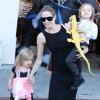 Angelina Jolie et ses nombreux enfants Shiloh, Knox et Vivienne, font du shopping pour Halloween à Sherman Oaks, le 28 octobre 2012.
