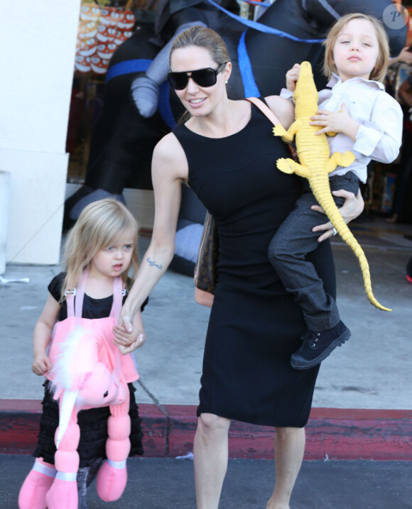 Angelina Jolie et ses nombreux enfants Shiloh, Knox et Vivienne, font du shopping pour Halloween à Sherman Oaks, le 28 octobre 2012.