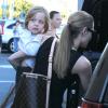 Angelina Jolie et ses enfants Shiloh, Knox et Vivienne, font du shopping pour Halloween à Sherman Oaks, le 28 octobre 2012.
