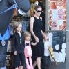 Angelina Jolie accompagnée de ses enfants Shiloh, Knox et Vivienne, font du shopping pour Halloween à Sherman Oaks, le 28 octobre 2012.