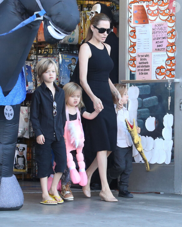 Angelina Jolie accompagnée de ses enfants Shiloh, Knox et Vivienne, font du shopping pour Halloween à Sherman Oaks, le 28 octobre 2012.