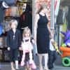 Angelina Jolie et ses enfants Shiloh, Knox et Vivienne, font du shopping pour Halloween à Sherman Oaks, le 28 octobre 2012.