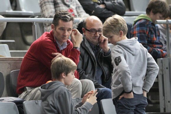 Iñaki Urdangarin et ses garçons Pablo (12 ans) et Miguel (10 ans) au Palau Sant Jordi de Barcelone le 23 janvier 2013 devant le quart de finale du mondial de handball entre la Slovénie et la Russie (28-27).