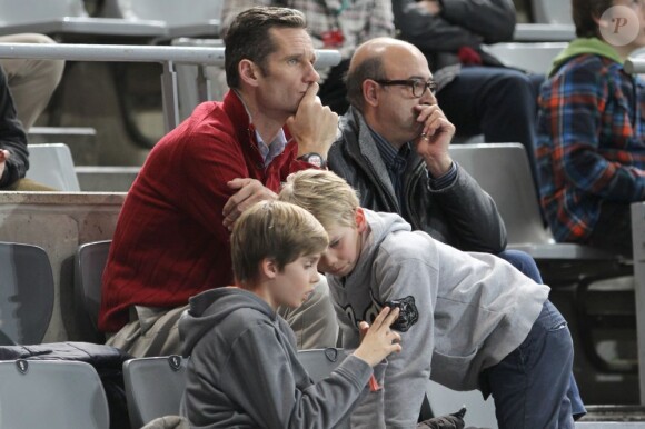 Iñaki Urdangarin et deux de ses trois fils, Pablo (12 ans) et Miguel (10 ans), au Palau Sant Jordi de Barcelone le 23 janvier 2013 devant le quart de finale du mondial de handball entre la Slovénie et la Russie (28-27).