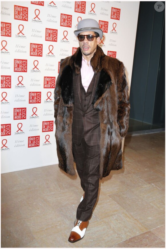 JoeyStarr lors du Dîner de la mode pour le Sidaction au pavillon d'Armenonville à Paris le 24 janvier 2013 : il affiche un look suprenant
