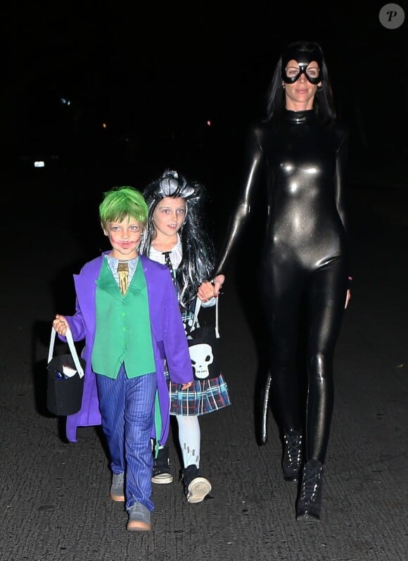 Rupert Sanders et Liberty Ross fêtant Halloween avec leurs enfants Skyla et Tennyson à Los Angeles, le 31 octobre 2012. En janvier 2013, six mois après le scandale Kristen Stewart, l'épouse trompée demande le divorce.