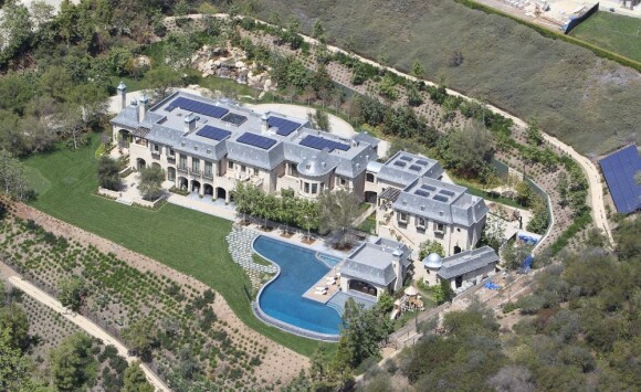Vue aérienne, en avril 2012, du véritable palais dans lequel vivent Gisele Bündchen, Tom Brady et leurs enfants, à Brentwood, Los Angeles. Un terrain à onze millions de dollars, une maison à vingt...