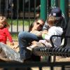 Gisele Bündchen et Tom Brady avec leur fils Benjamin au parc, à Boston, le 1er juin 2012.