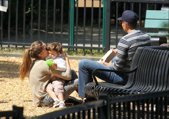 Gisele Bündchen et Tom Brady avec leur fils Benjamin au parc, à Boston, le 1er juin 2012.