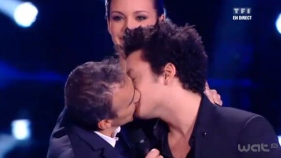 NRJ Music Awards 2013: Elie Semoun embrasse Kev Adams sous l'oeil de Miss France