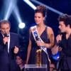 Elie Semoune embrasse le jeune Kev Adams, sous l'oeil de Marine Lorphelin, lors des NRJ Music Awards, à Cannes, le 26 janvier 2013.