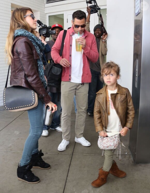 Jessica Alba, son mari Cash Warren, et leurs deux adorables filles Honor et Haven, à Los Angeles, le 26 janvier 2013