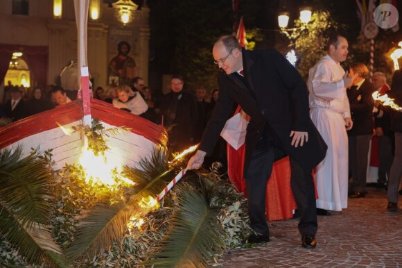 Le prince Albert II de Monaco mettant le feu à une barque symbolique sur le Quai Albert Ier dans le cadre des célébrations de Sainte-Dévote, le 26 janvier 2013.