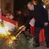 Le prince Albert II de Monaco mettant le feu à une barque symbolique sur le Quai Albert Ier dans le cadre des célébrations de Sainte-Dévote, le 26 janvier 2013.
