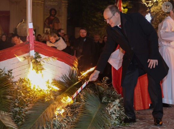 Le prince Albert II de Monaco mettant le feu à une barque symbolique sur le Quai Albert Ier dans le cadre des célébrations de Sainte-Dévote, le 26 janvier 2013.