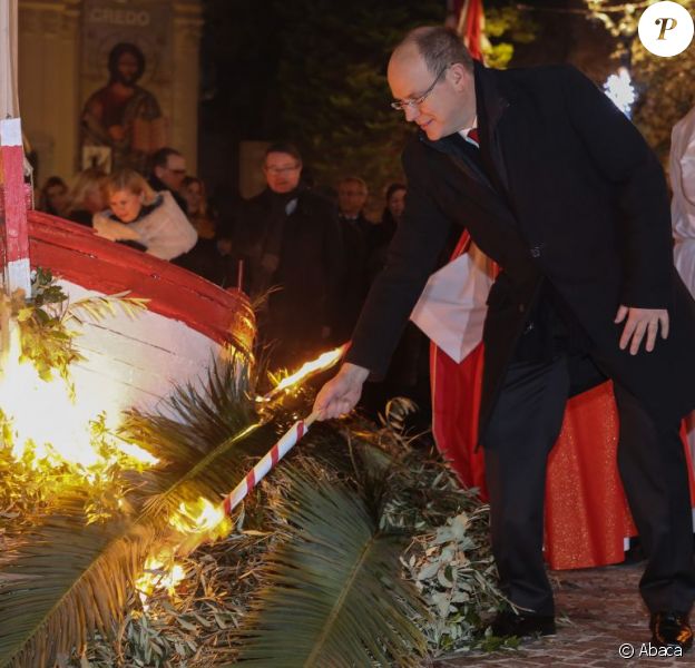 Le prince Albert II de Monaco mettant le feu à une barque symbolique sur le Quai Albert Ier dans le cadre des célébrations de Sainte-Dévote, le 26 janvier 2013.