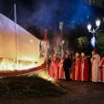  Le prince Albert II de Monaco mettant le feu à une barque symbolique sur le Quai Albert Ier dans le cadre des célébrations de Sainte-Dévote, le 26 janvier 2013. 