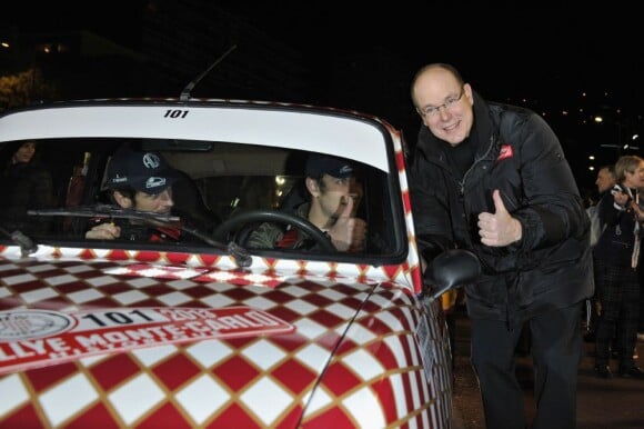 Pierre Casiraghi, en présence de son oncle le prince Albert de Monaco, prenait le 27 janvier 2013 le départ du 16e Rallye Monte-Carlo historique, avec son ami d'enfance Jean-Thierry Besins pour copilote, à Monaco