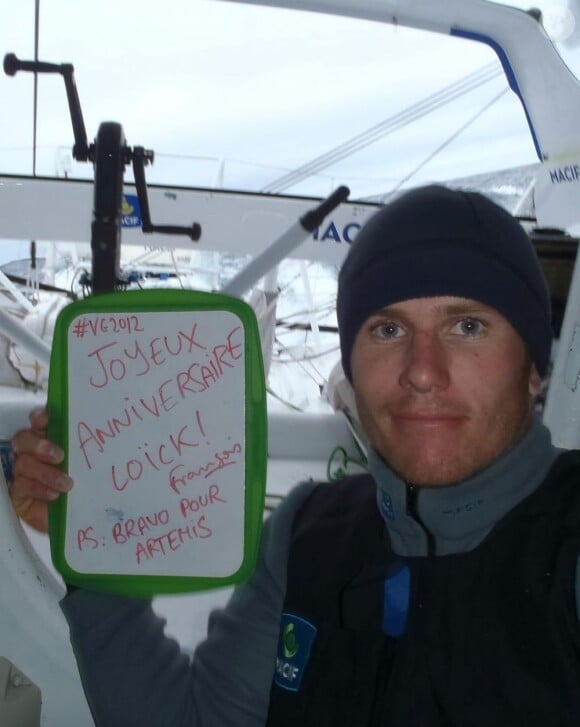 François Gabart, vainqueur surdoué du Vendée Globe 2012-2013, le 1er décembre 2012, fêtant l'anniversaire de Loïck Peyron