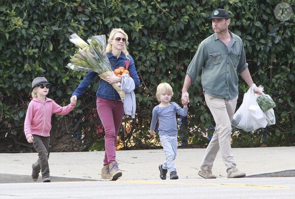 Exclu - Naomi Watts et Liev Schreiber emmènent leurs fils Alexander et Samuel faire du shopping à Beverly Hills, le 27 janvier 2013.