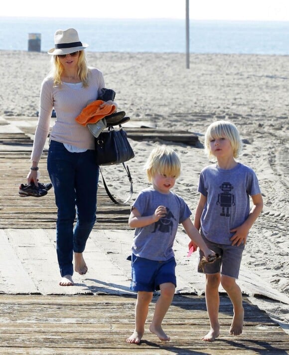 Naomi Watts avec ses fils Alexander et Samuel à Venice Beach, le 26 janvier 2013.