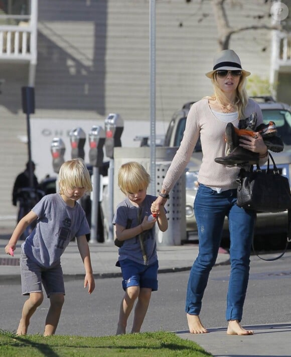 Naomi Watts profite d'un après-midi à la plage avec ses deux garçons Alexander et Samuel à Los Angeles, le 26 janvier 2013.