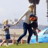 Naomi Watts profite d'un après-midi à la plage avec ses deux garçons Alexander et Samuel à Los Angeles, le 26 janvier 2013.