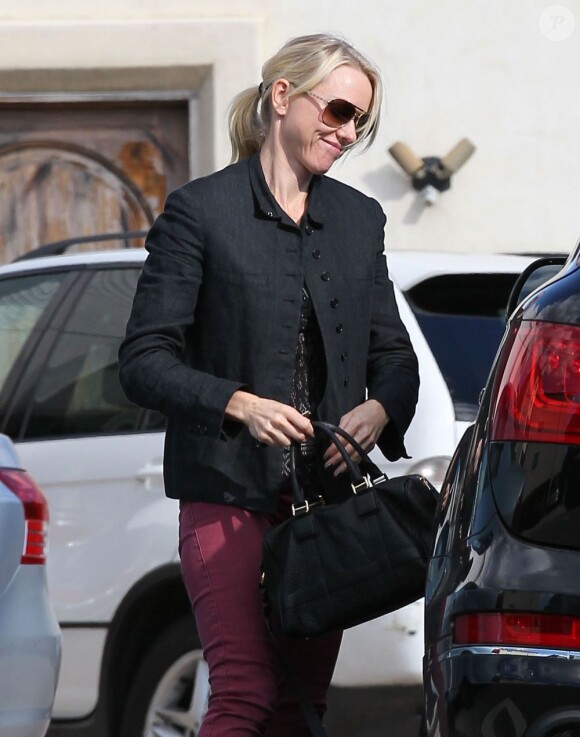 L'actrice Naomi Watts fait quelques courses avec son fils Alexander dans le quartier de Brentwood à Los Angeles. Photo prise le 28 janvier 2013.