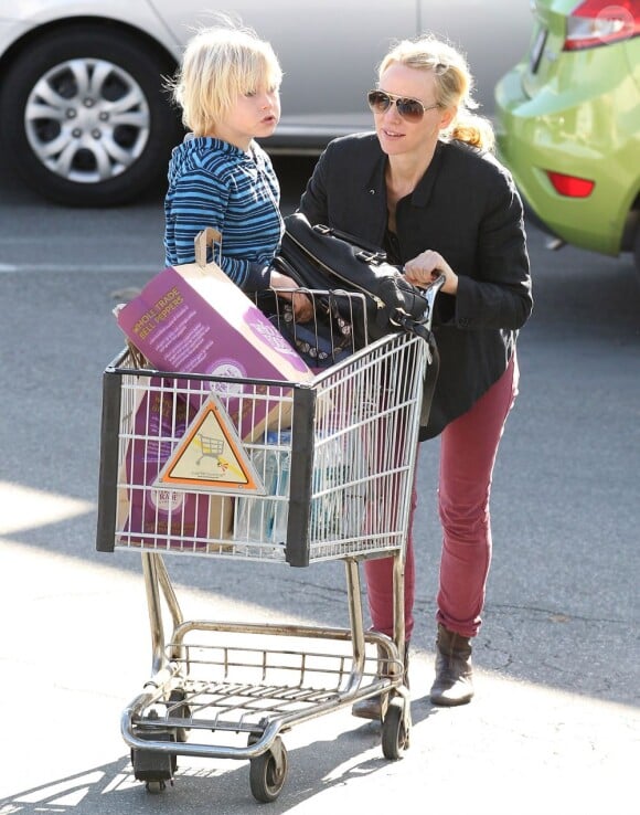 La belle Naomi Watts fait quelques courses avec son fils Alexander dans le quartier de Brentwood à Los Angeles. Photo prise le 28 janvier 2013.