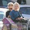 Naomi Watts fait quelques courses avec son fils Alexander dans le quartier de Brentwood à Los Angeles. Photo prise le 28 janvier 2013.