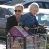 Naomi Watts fait quelques courses avec son fils Alexander dans le quartier de Brentwood à Los Angeles. Photo prise le 28 janvier 2013.