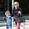 Naomi Watts fait quelques courses avec son fils Alexander dans le quartier de Brentwood à Los Angeles. Photo prise le 28 janvier 2013.