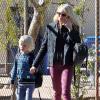 Naomi Watts va chercher son fils Alexander à l'école dans le quartier de Brentwood à Los Angeles, le 28 janvier 2013.