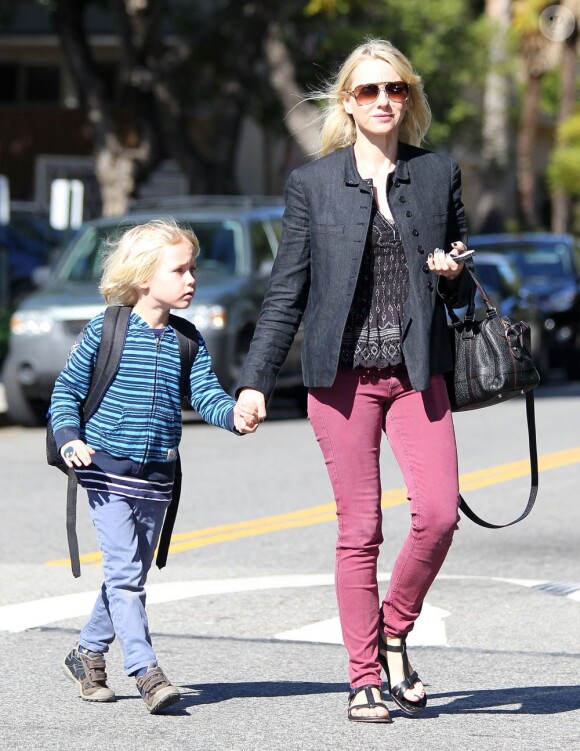 L'actrice Naomi Watts va chercher son fils Alexander à l'école dans le quartier de Brentwood à Los Angeles, le 28 janvier 2013.