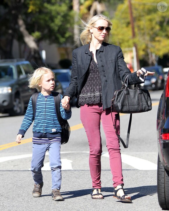 Naomi Watts va chercher son fils Alexander à la sortie de son école dans le quartier de Brentwood à Los Angeles, le 28 janvier 2013.