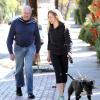 Teresa Palmer et son père promènent son chien dans les rues de Los Angeles, le 28 janvier 2013.