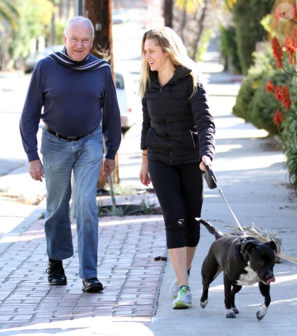 Teresa Palmer et son père promènent son chien dans les rues de Los Angeles, le 28 janvier 2013.