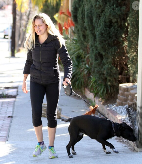 Teresa Palmer promène son chien dans les rues de Los Angeles, le 28 janvier 2013.