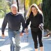 Teresa Palmer, accompagnée de son père, promène son chien dans les rues de Los Angeles, le 28 janvier 2013.
