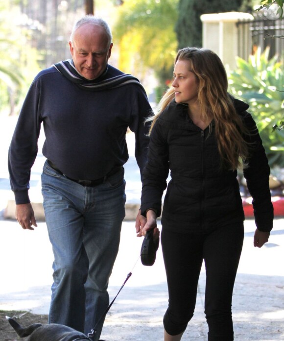 L'actrice Teresa Palmer, accompagnée de son père, promène son chien dans les rues de Los Angeles, le 28 janvier 2013.