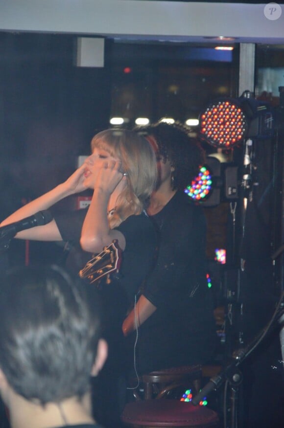 Taylor Swift en concert sur une peniche a Paris le 28 janvier 2013.  Singer Taylor Swift performs live on a barge in Paris, France on January 28, 2013.28/01/2013 - Paris