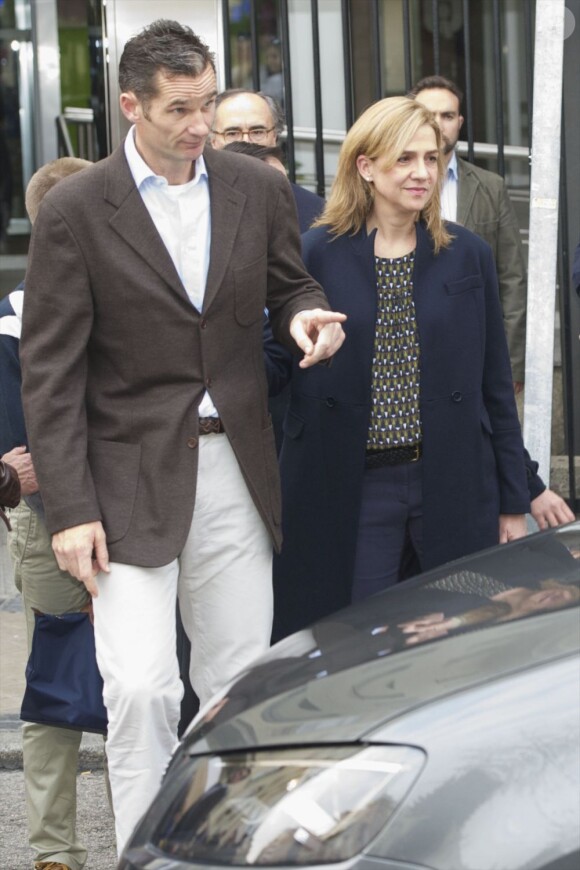 Iñaki Urdangarin et sa femme l'infante Cristina d'Espagne visitant le roi Juan Carlos à l'hôpital le 25 novembre 2012.