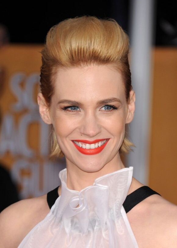 January Jones affiche une belle coupe rétro fantasque blonde pour les Screen Actors Guild (SAG) Awards à Los Angeles, le 27 janvier 2013.